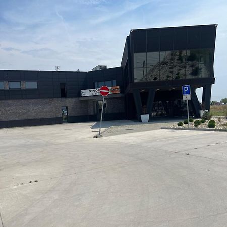 Penzion Black Hut Hotel Dunajská Streda Exterior photo